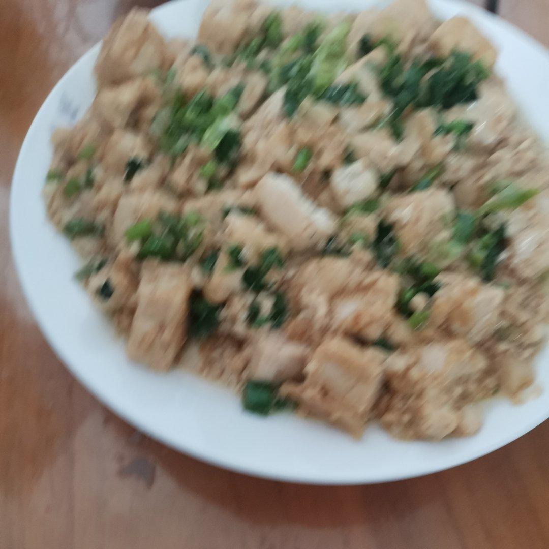 不放肉也超下饭的葱焖豆腐