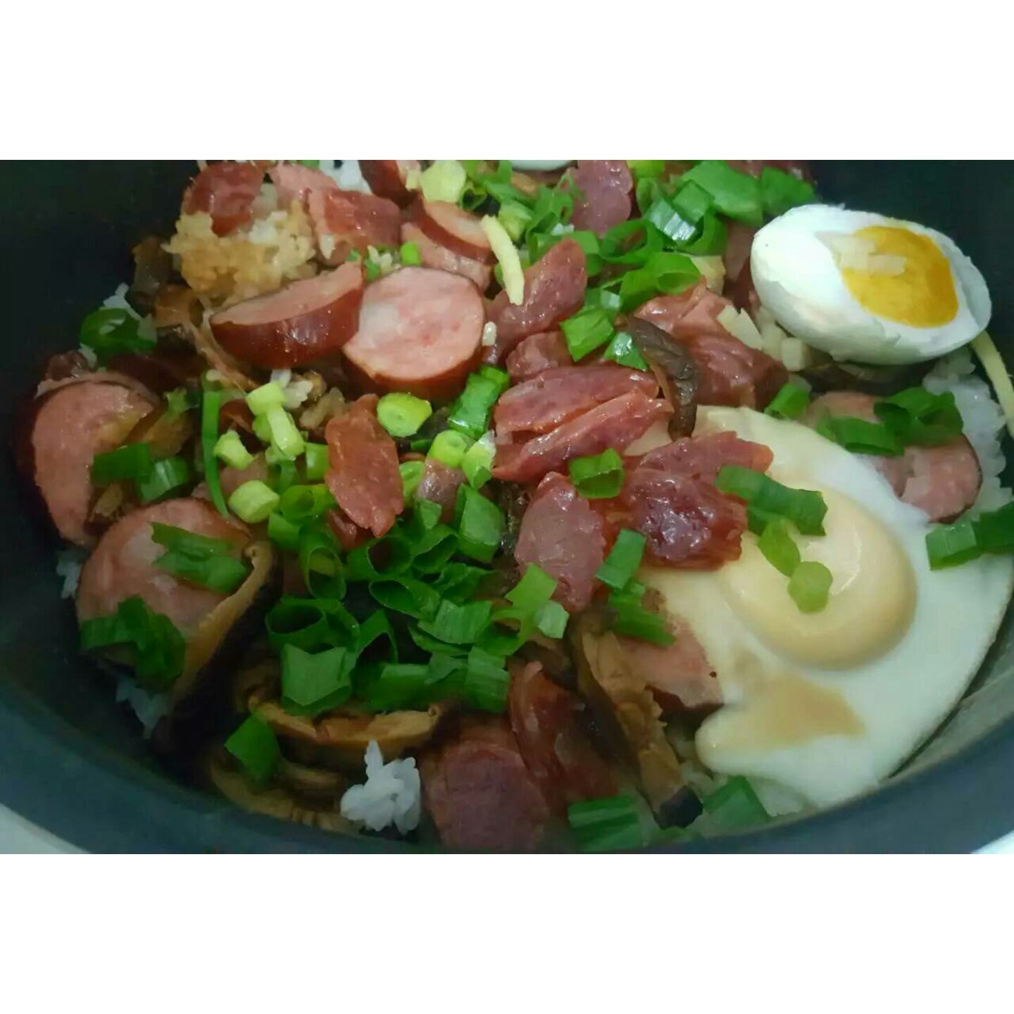 广式腊味煲仔饭