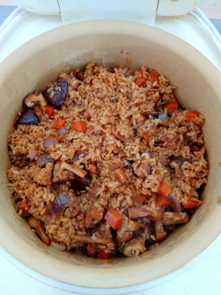 电饭锅香菇鸡肉焖饭