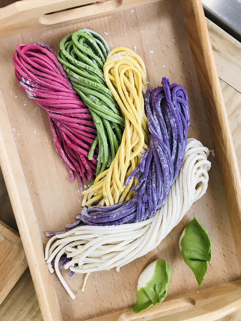 果蔬面条 家庭手工自制面条 红心火龙果面条 菠菜面条 黄瓜面条 鸡蛋面 压面机面条机