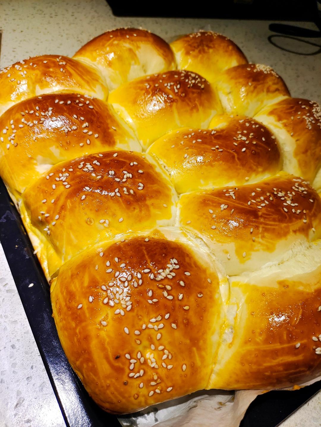 又香又软又拉丝，咬一口奶香十足！超治愈的淡奶油波兰种小餐包