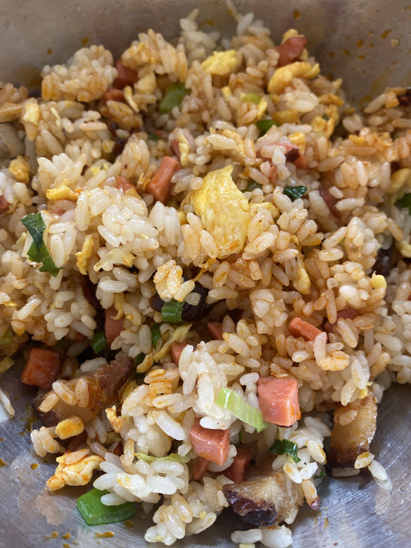 只放盐、鸡精、十三香的家常蛋炒饭，好吃的不得了。