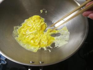 正印先锋爹之青椒胡萝卜丝炒鸡蛋的做法 步骤3