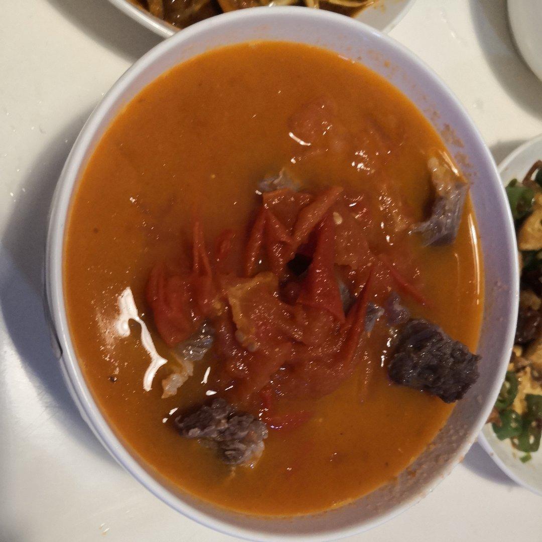 汤浓肉嫩的番茄牛腩，牛腩软烂秘法