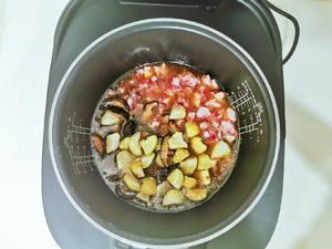 板栗腊肠香菇电饭锅焖饭的做法 步骤15