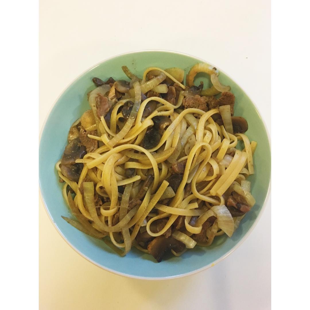 牛肉洋葱炒意粉