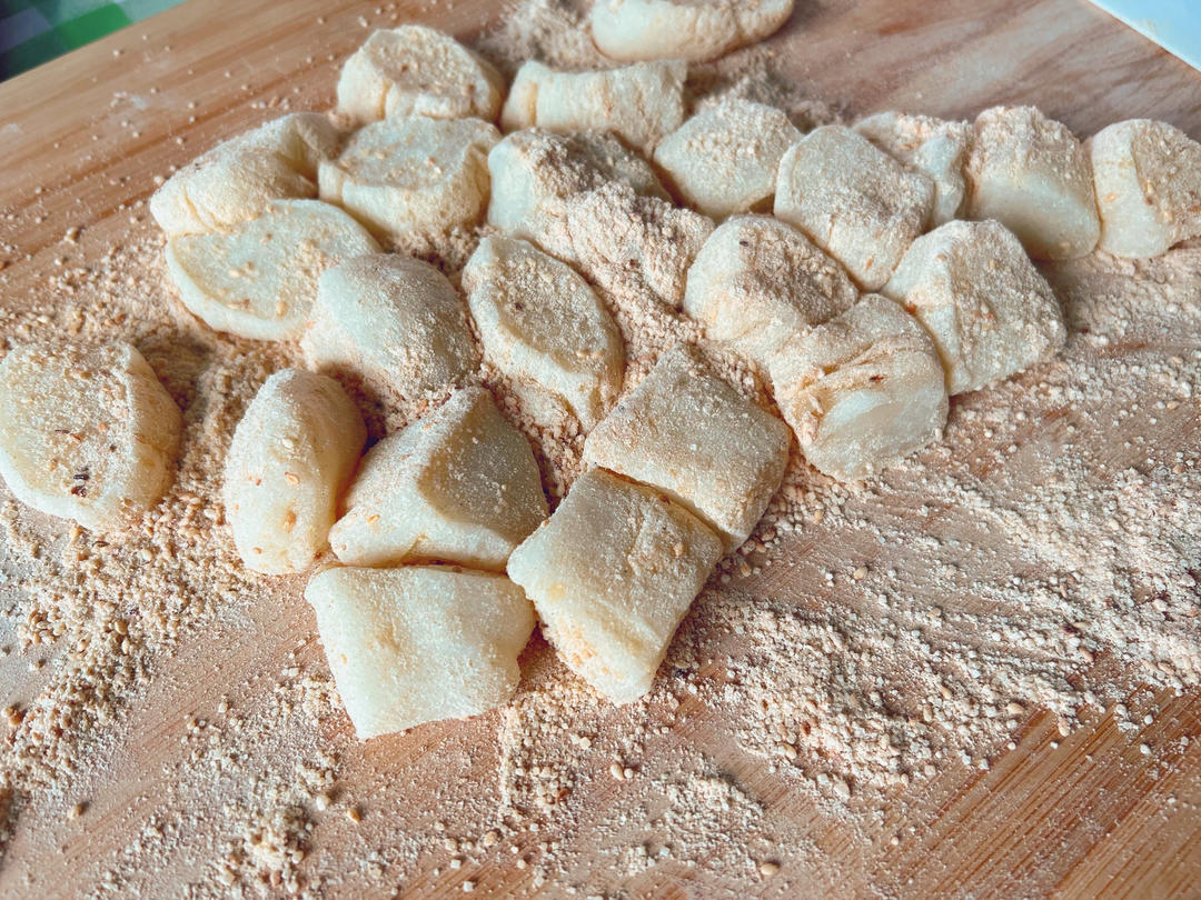 妈妈的最爱--花生芝麻糯米糍凉糕（附带烤花生做法）