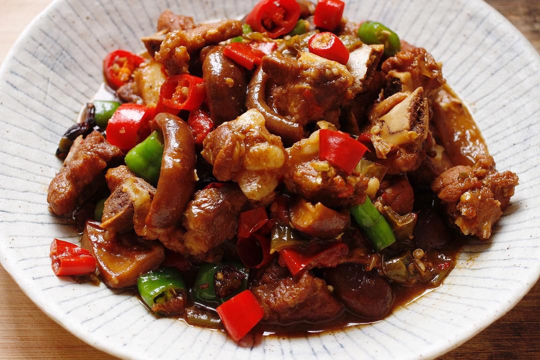 吕小厨家的no1排骨料理---香菇烧排骨的做法