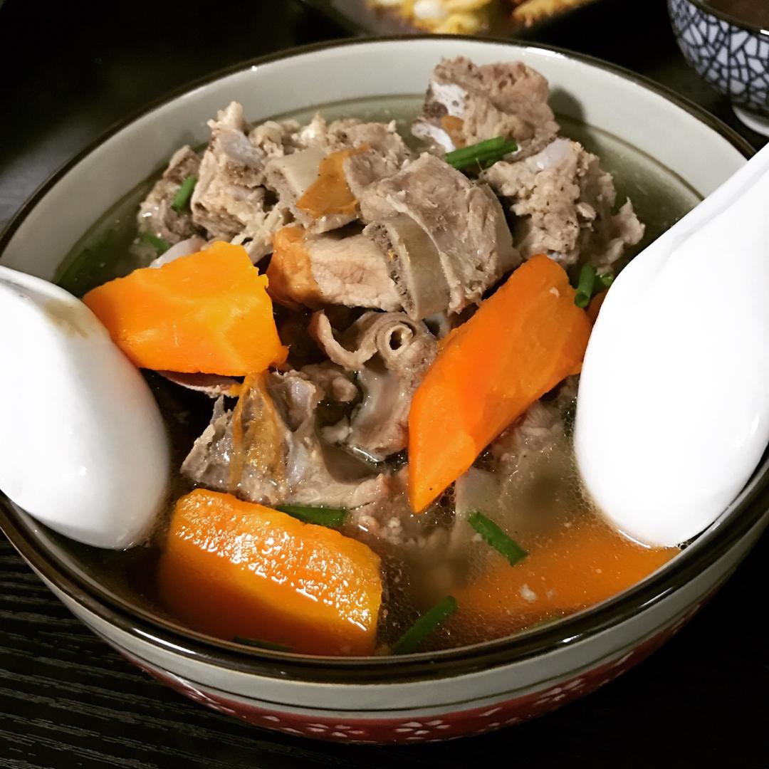 胡萝卜玉米小排汤