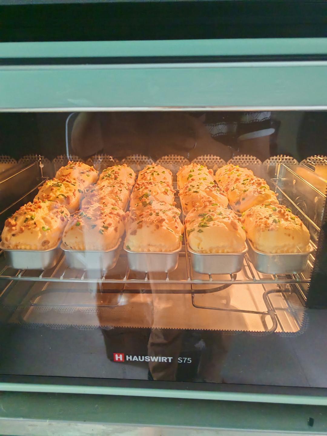 三口一个的：香葱肉松小蛋糕！