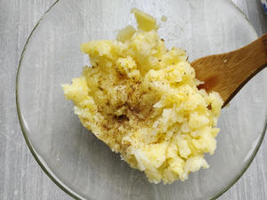 香醇拉丝—芝士培根焗土豆泥的做法 步骤3