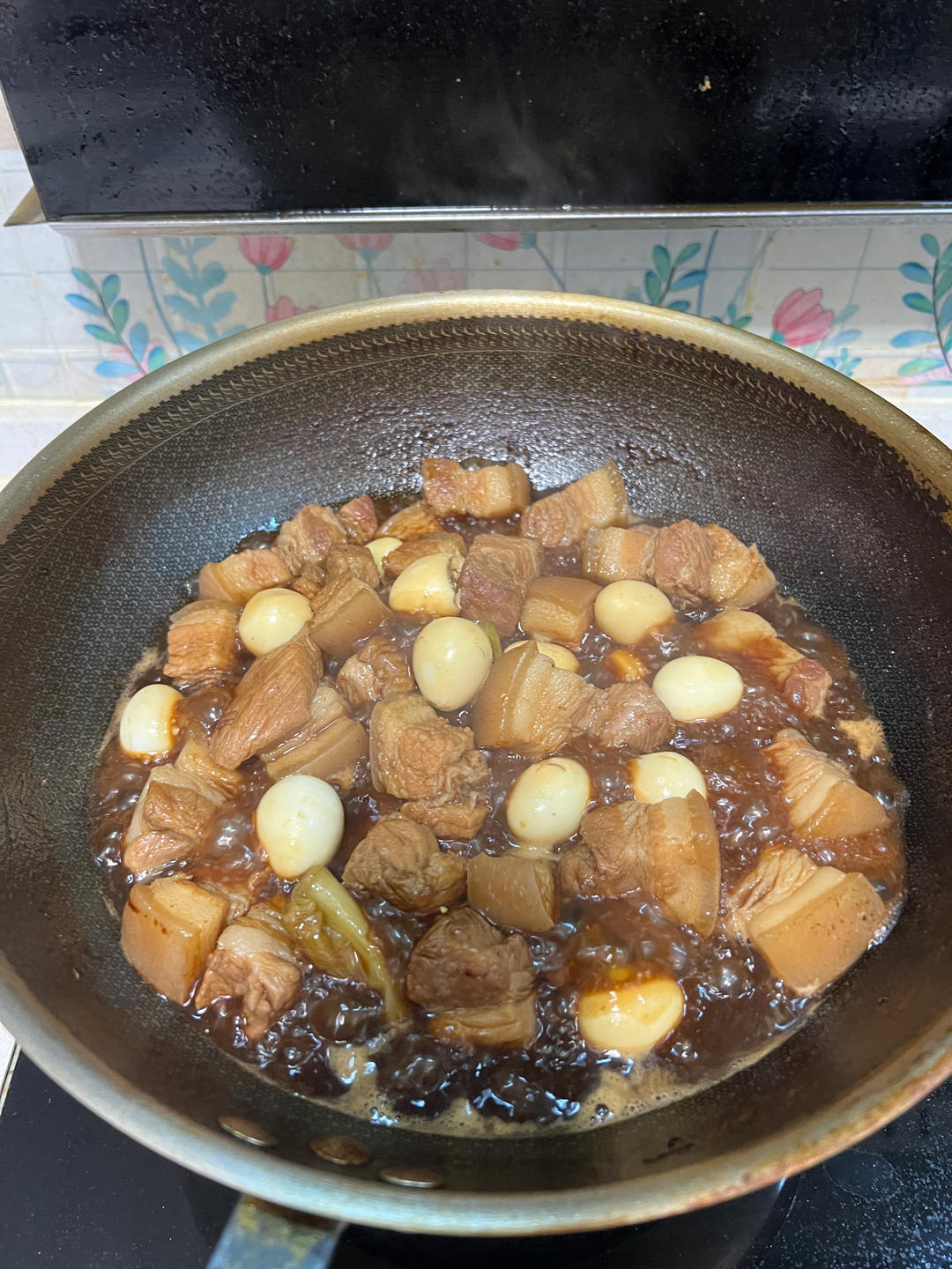 加了鹌鹑蛋后，这盘红烧肉，美味的逆天啦——鹌鹑蛋烧肉（孔瑶食谱）