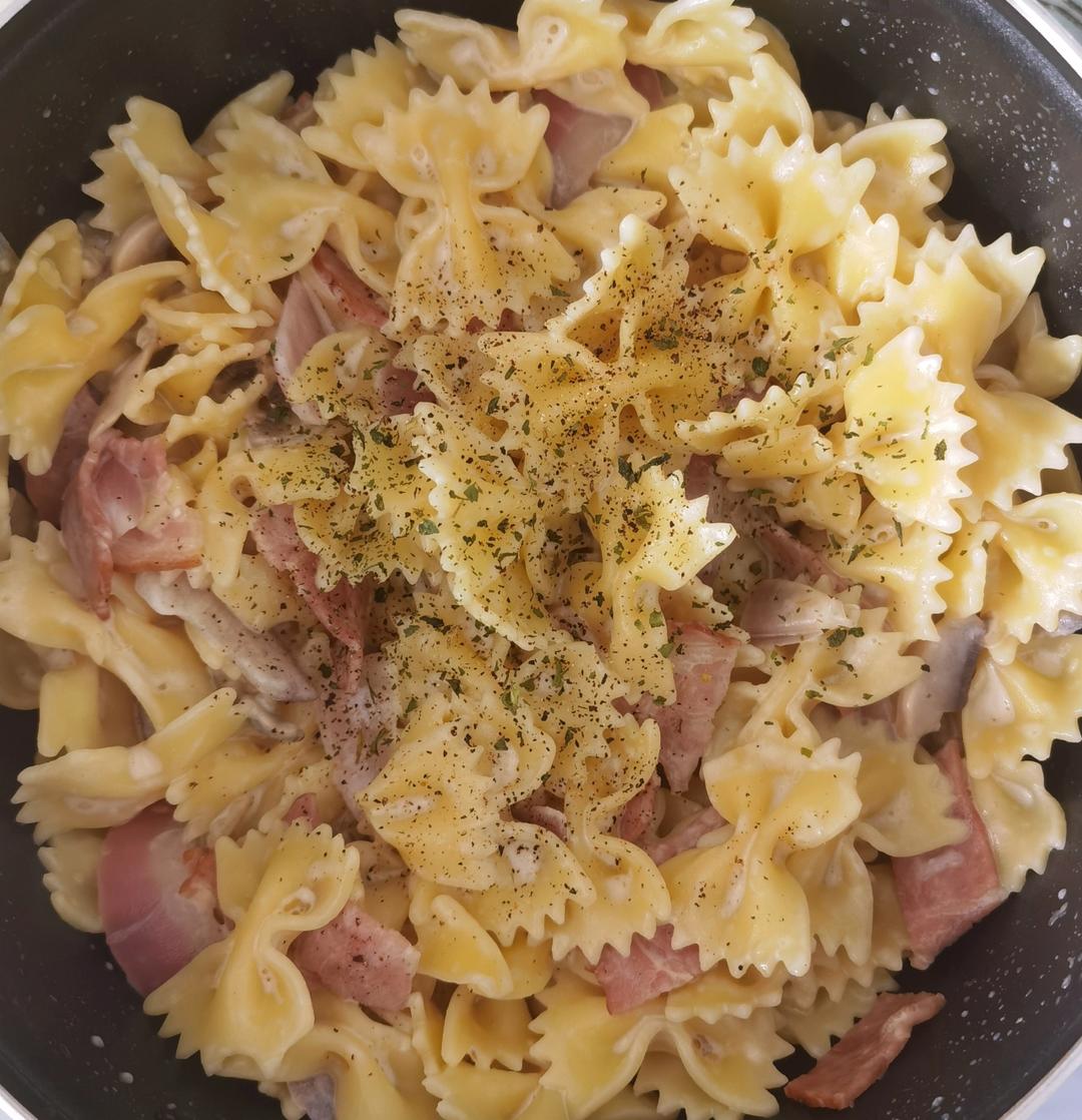 奶油蘑菇培根意大利面