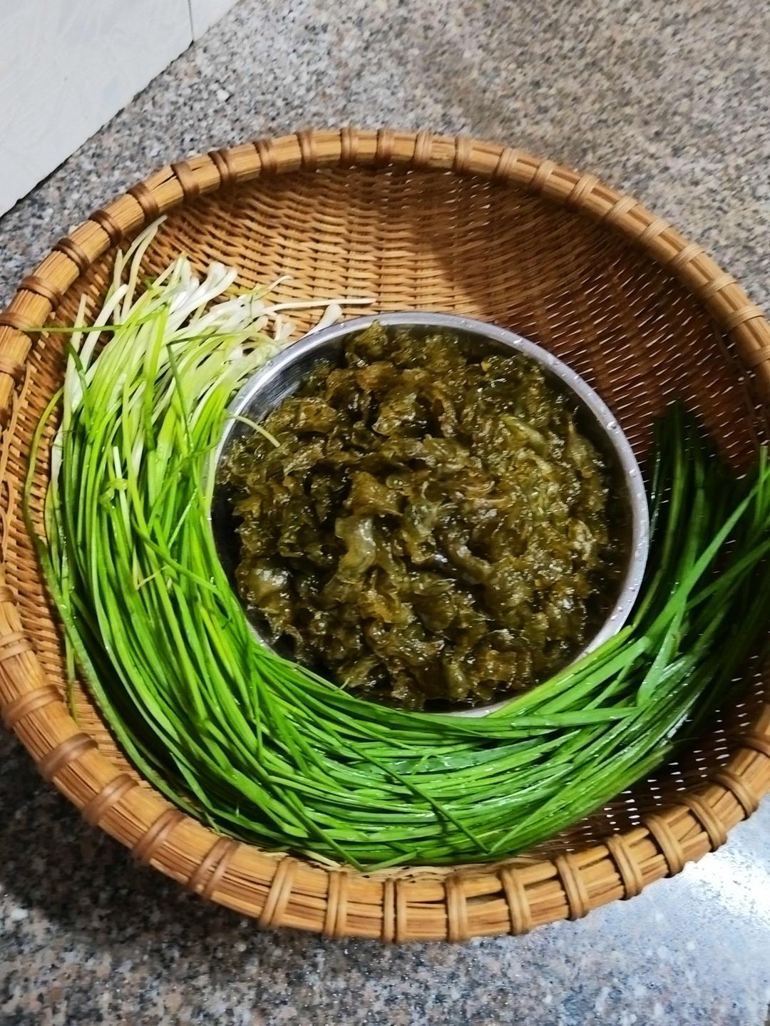 “挑战全网地皮菜炒肉！你那里管它叫啥？雷公屎/地木耳/天菜？”