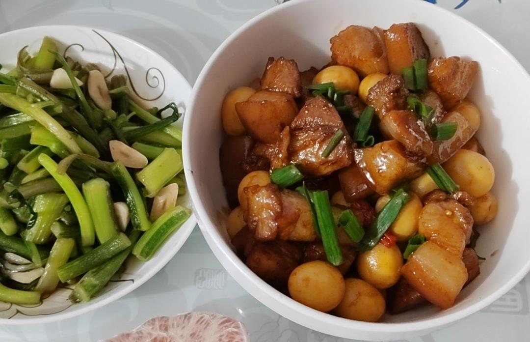 加了鹌鹑蛋后，这盘红烧肉，美味的逆天啦——鹌鹑蛋烧肉（孔瑶食谱）