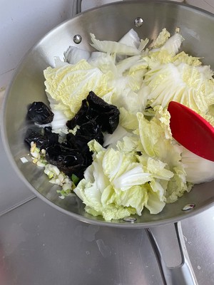 糖醋黑白菜（白菜炒木耳）的做法 步骤7