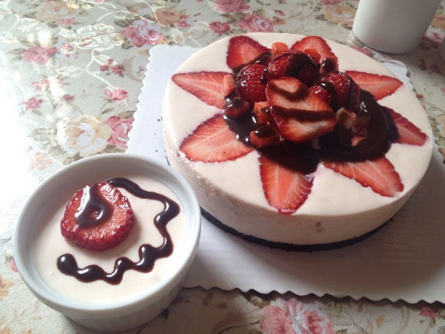 草莓果粒冻芝士蛋糕