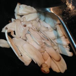 牛柳榨菜粒炒杏鲍菇的做法 步骤6