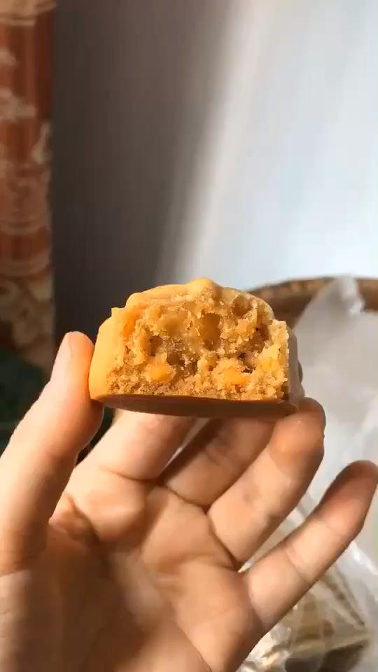 咸蛋黄肉松月饼