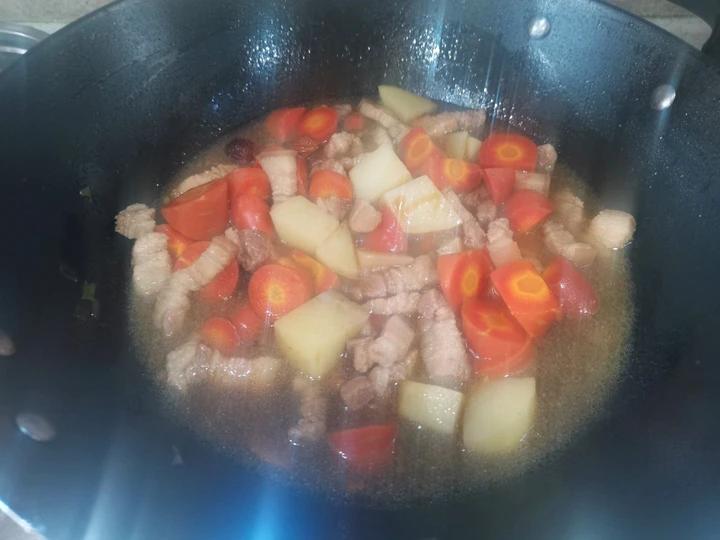 土豆胡萝卜炖五花肉