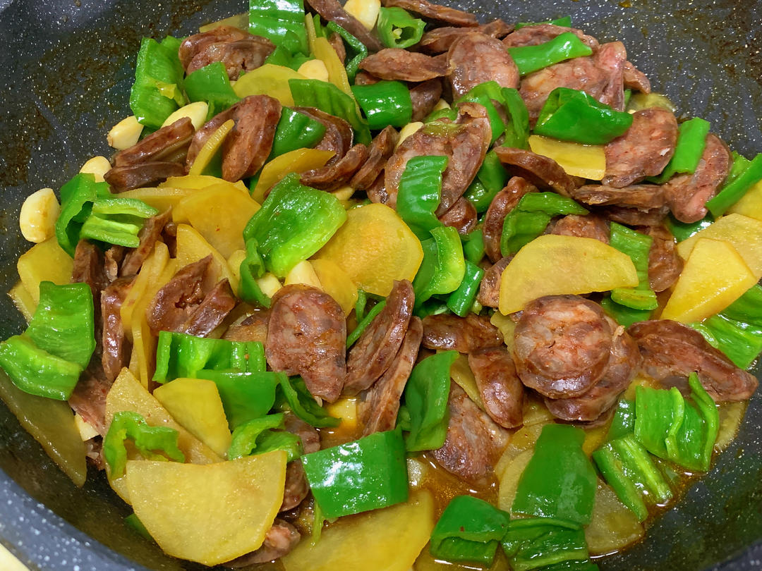 青椒腊肠炒土豆片