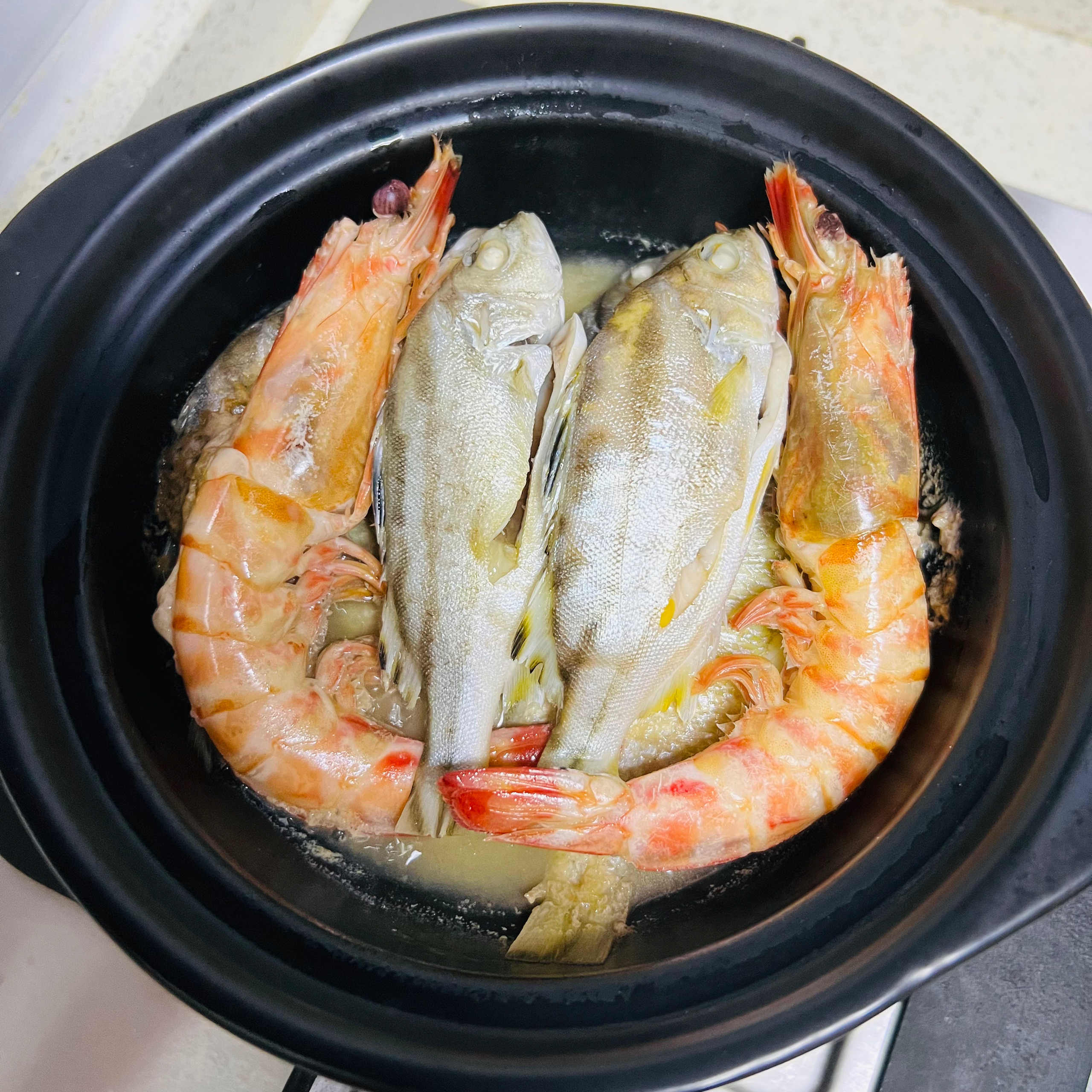 砂锅焖海鱼、虾的做法