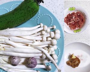 海鲜菇肉丝汤的做法 步骤1