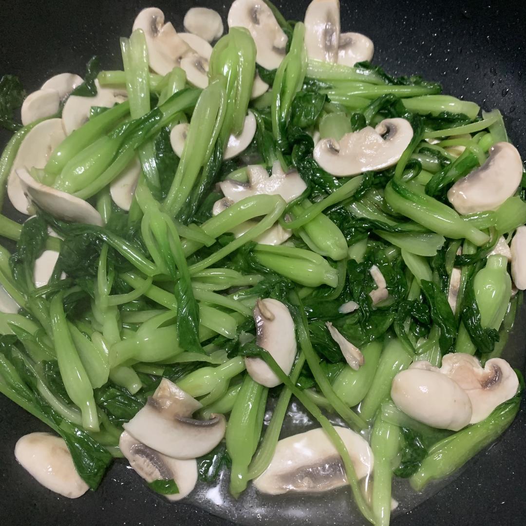 口蘑炒鸡毛菜的做法