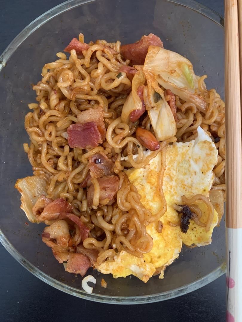 超级好吃的泡菜老干妈炒面条