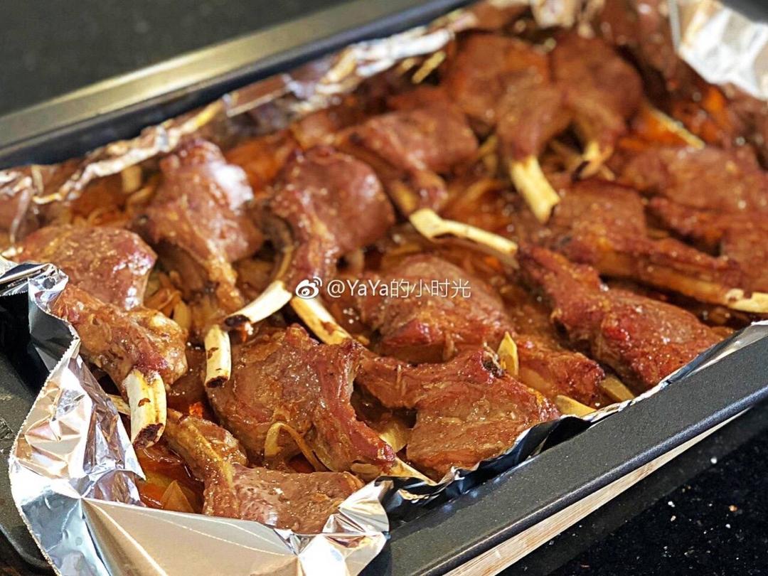 烤羊排视频，这样烤出粉羊排色泽漂亮，鲜嫩多汁