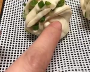 一根筷子压出香葱花卷（小视频食谱）的做法 步骤21