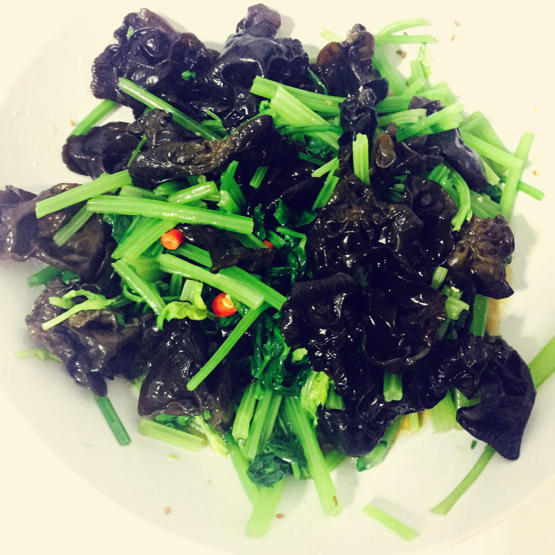 凉拌木耳（芹菜，胡萝卜丝随意发）