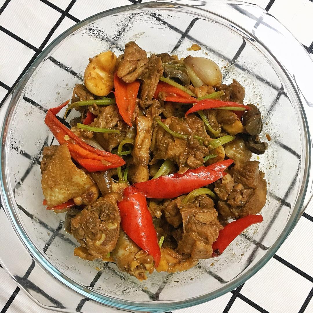 香气火爆口感滑嫩的啫啫滑鸡煲