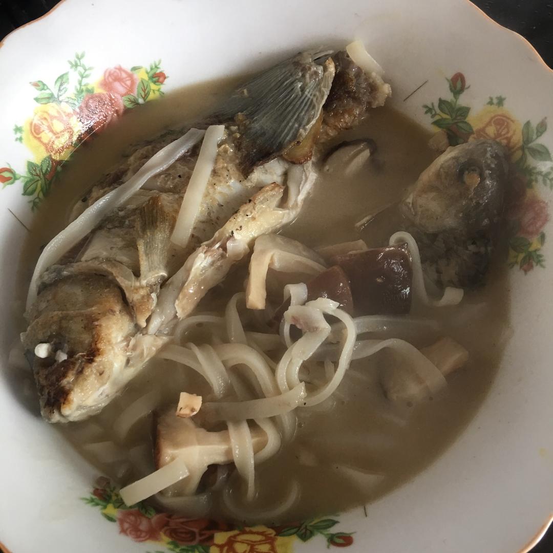 鲫鱼豆腐菌菇奶汤