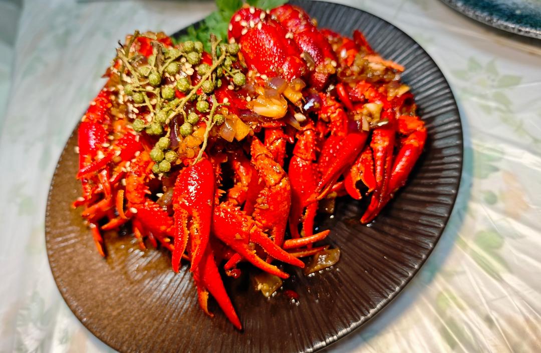 "虾"季来袭🔥准备冰镇啤酒🍺‼️我给你做干煸小龙虾虾尾