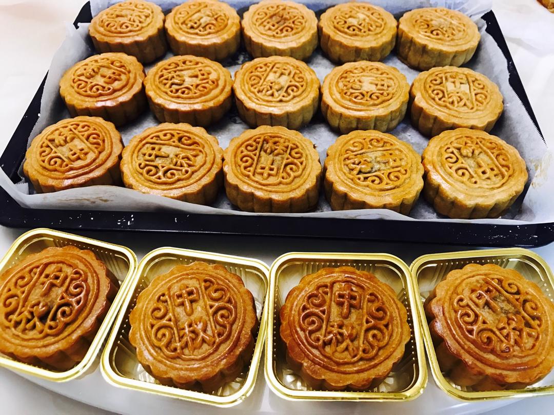 广式月饼－－蛋黄豆沙月饼