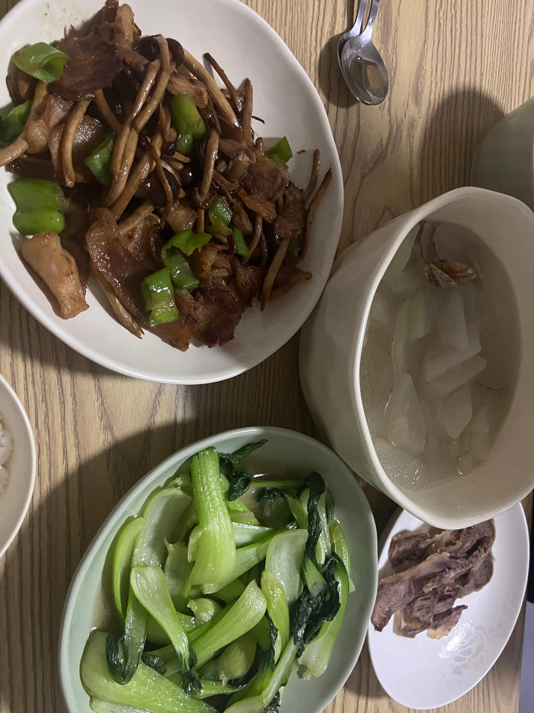 五花肉干锅茶树菇