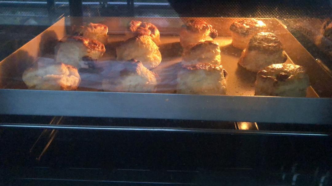 超级松软完美裂纹的司康-English scones