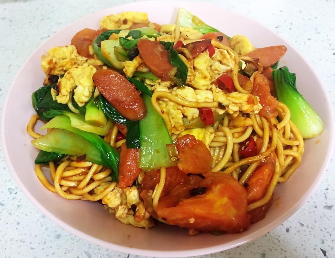 香肠鸡蛋炒面