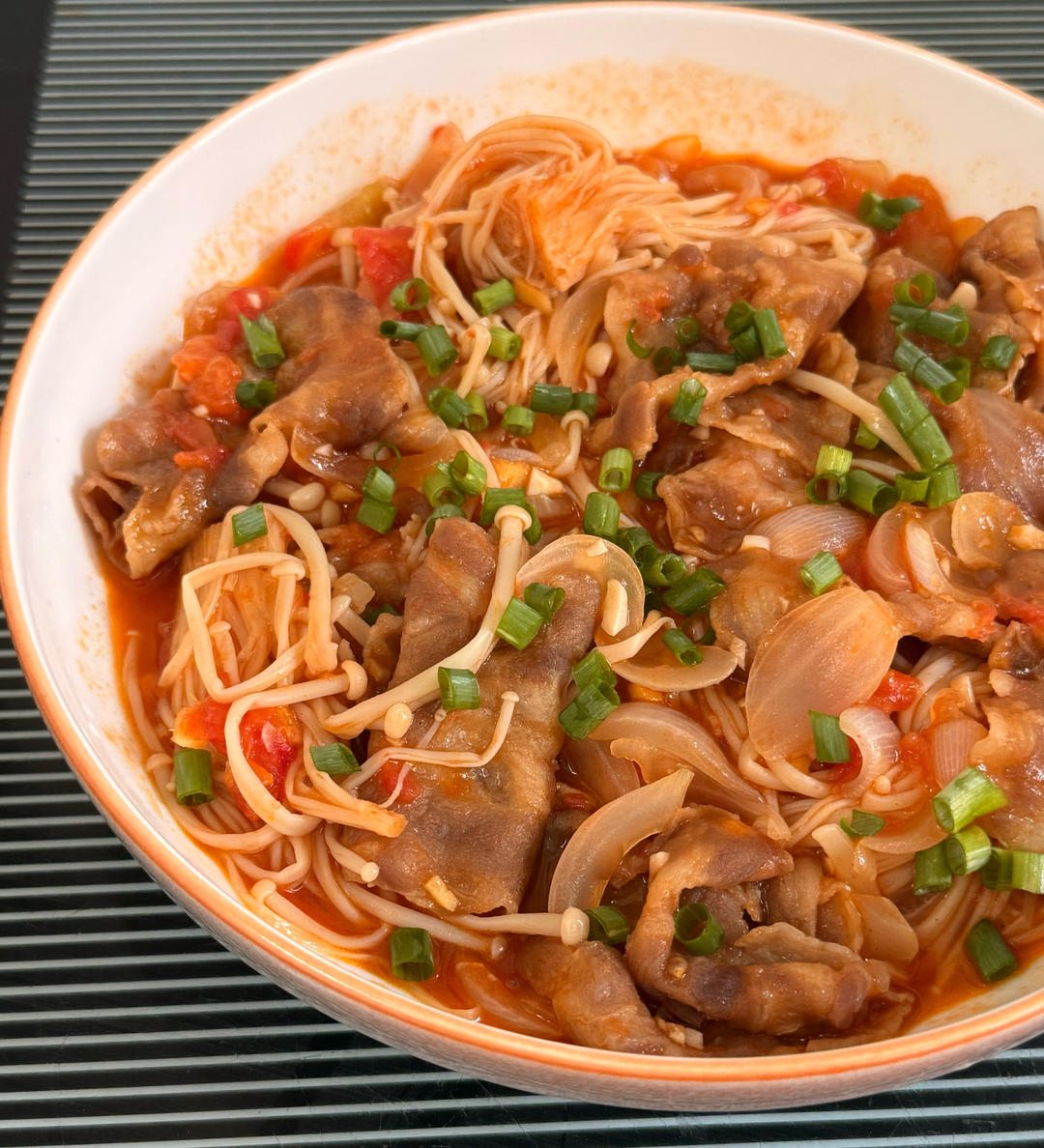 番茄金针菇肥牛(汤浓入味、酸甜适宜)