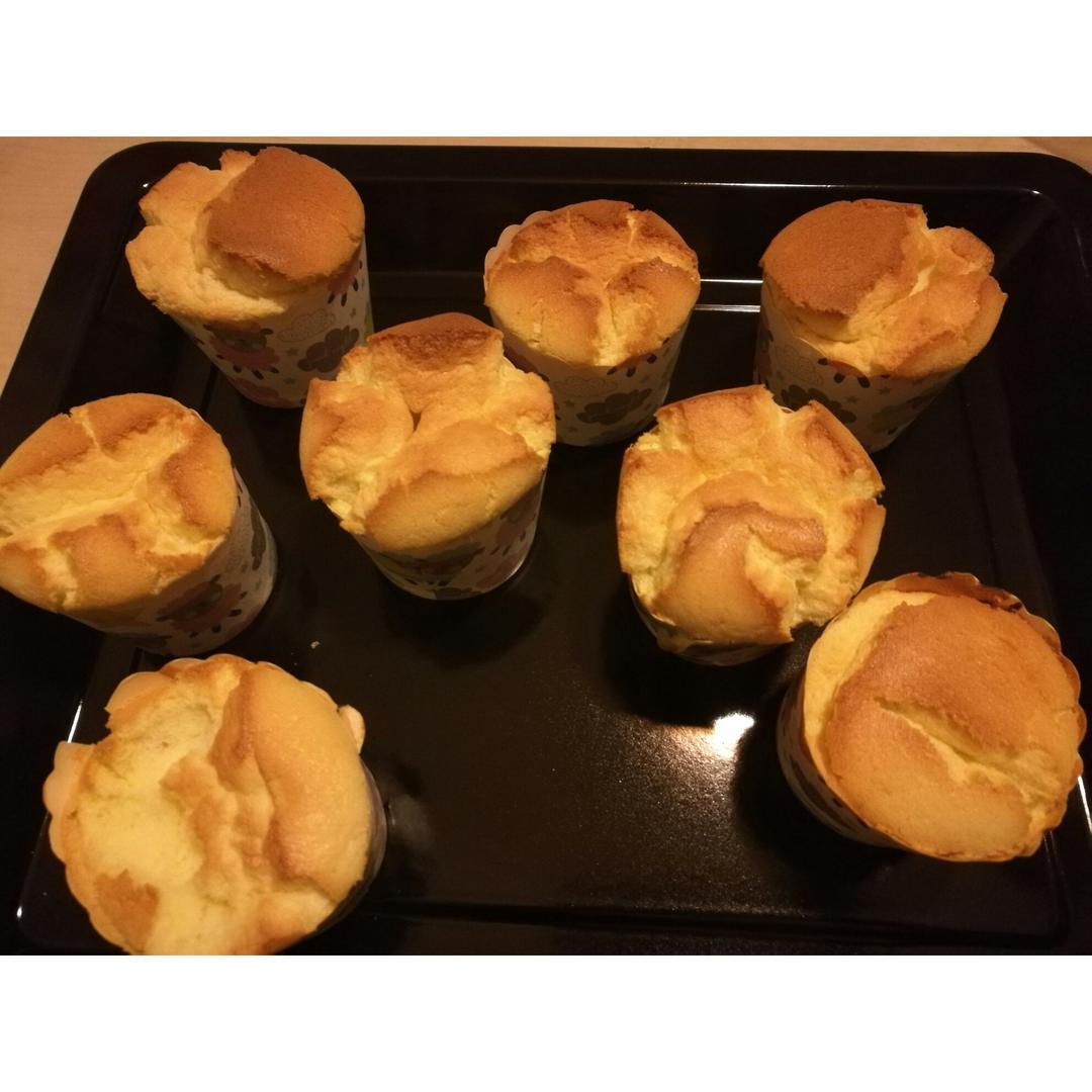 戚风杯子蛋糕^_^不开裂不回缩喔～