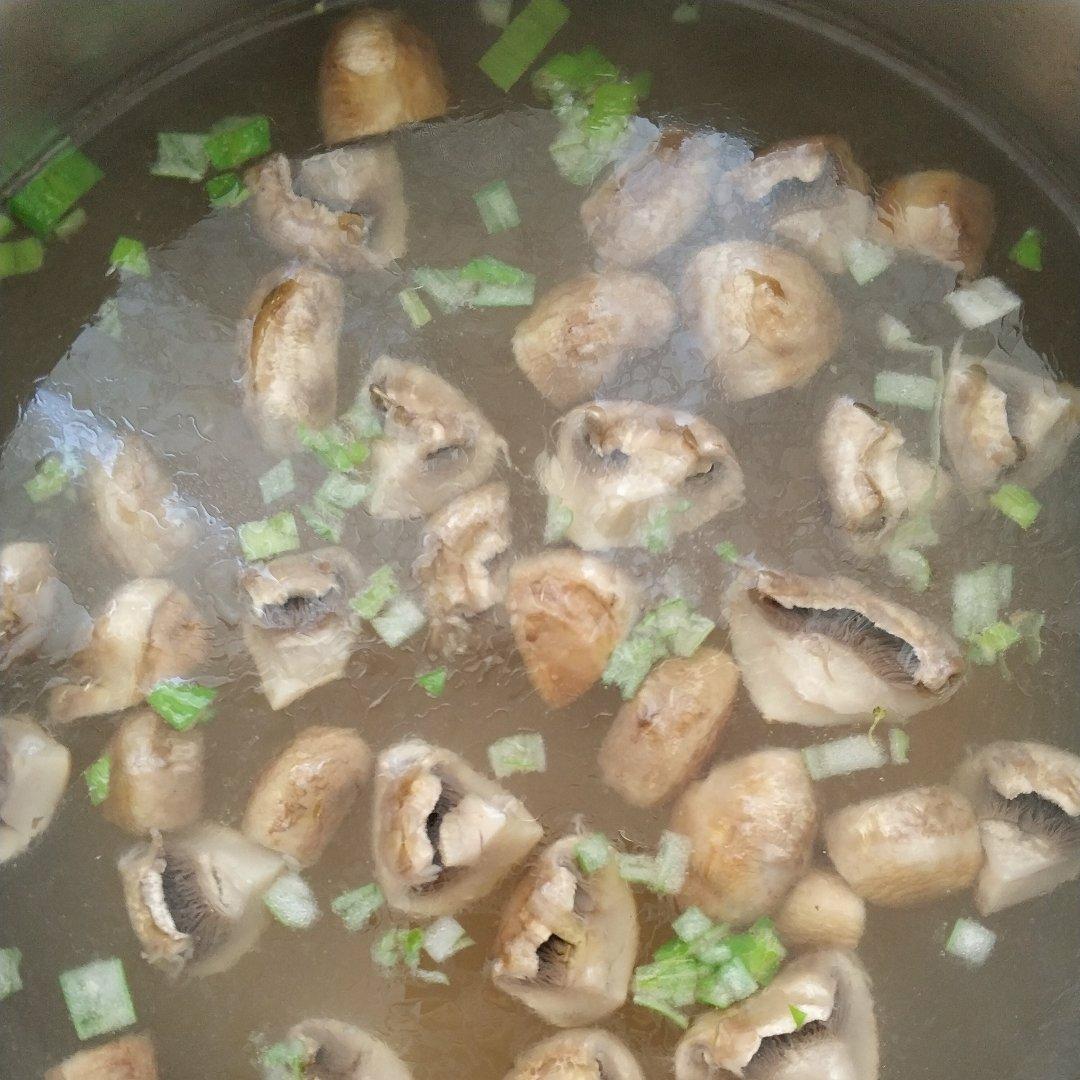 鲜掉眉毛口蘑汤