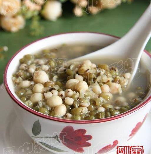 绿豆薏米芡实粥的做法