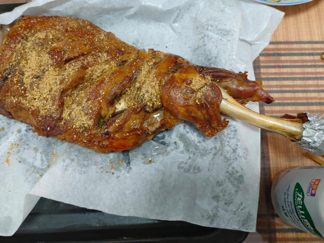 把整个大羊腿丢入烤箱，出锅真是太香了，20年的经验和配方，外焦里嫩