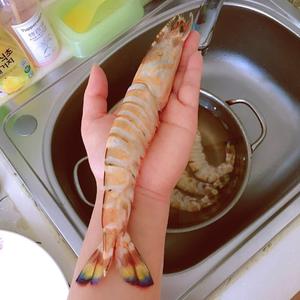 蒜蓉粉丝蒸大斑节虾的做法 步骤1