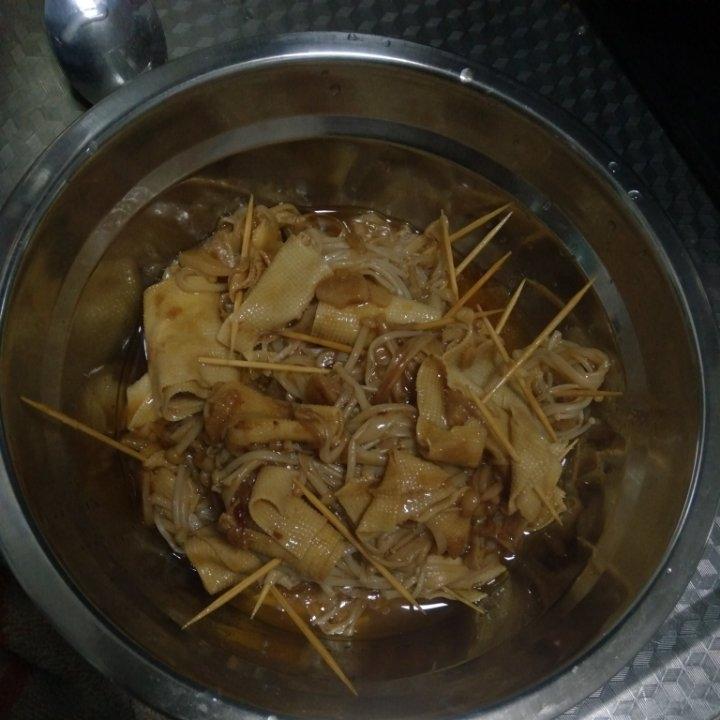 金针菇豆皮卷