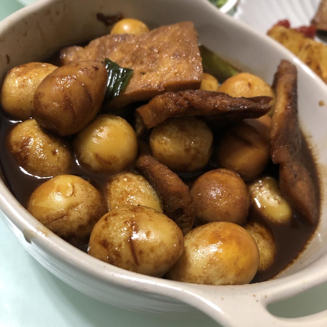 芽唰做的虎皮鹌鹑蛋炖豆腐