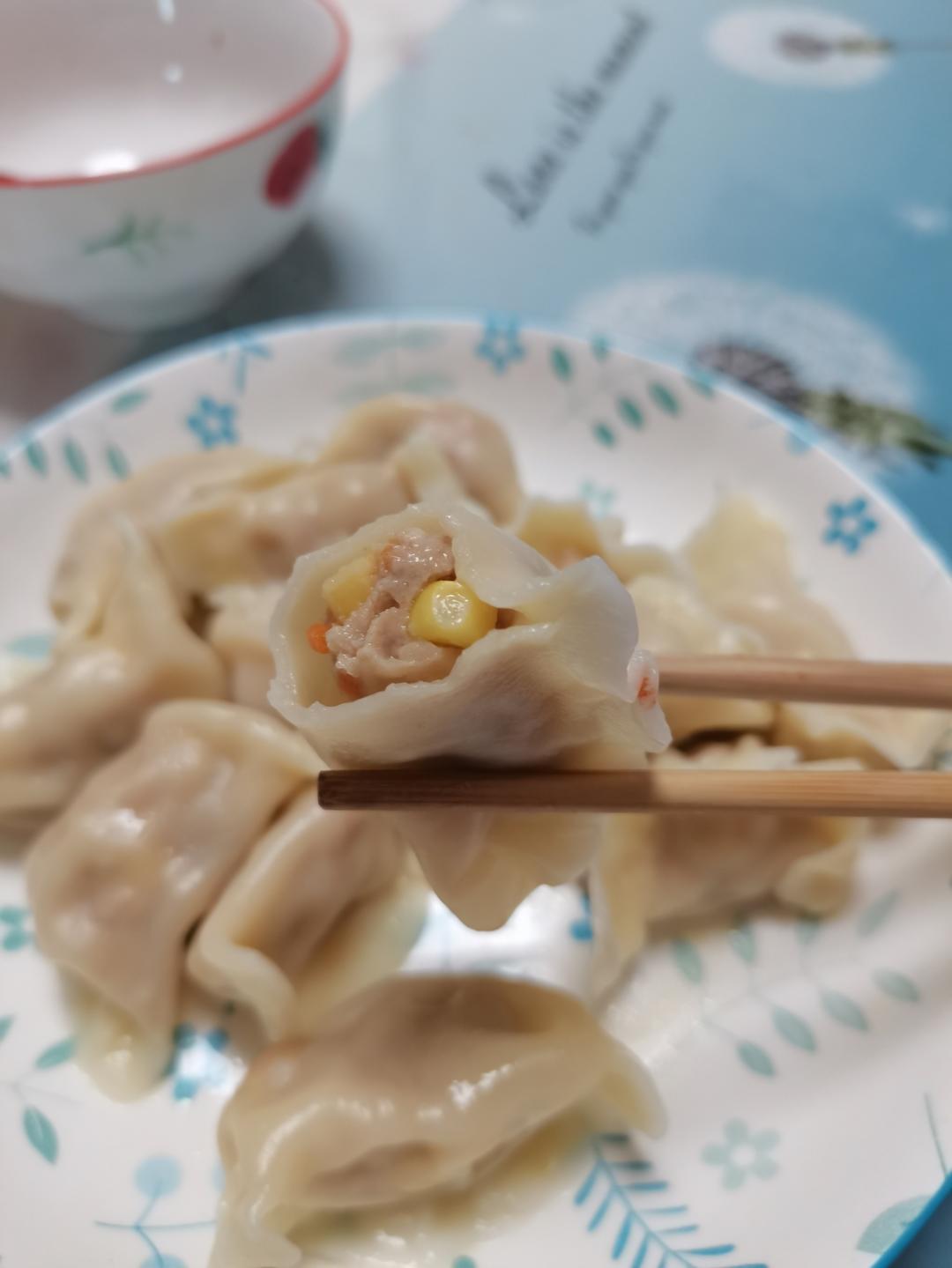 小朋友爱吃的饺子🥟
玉米胡萝卜猪肉馅～