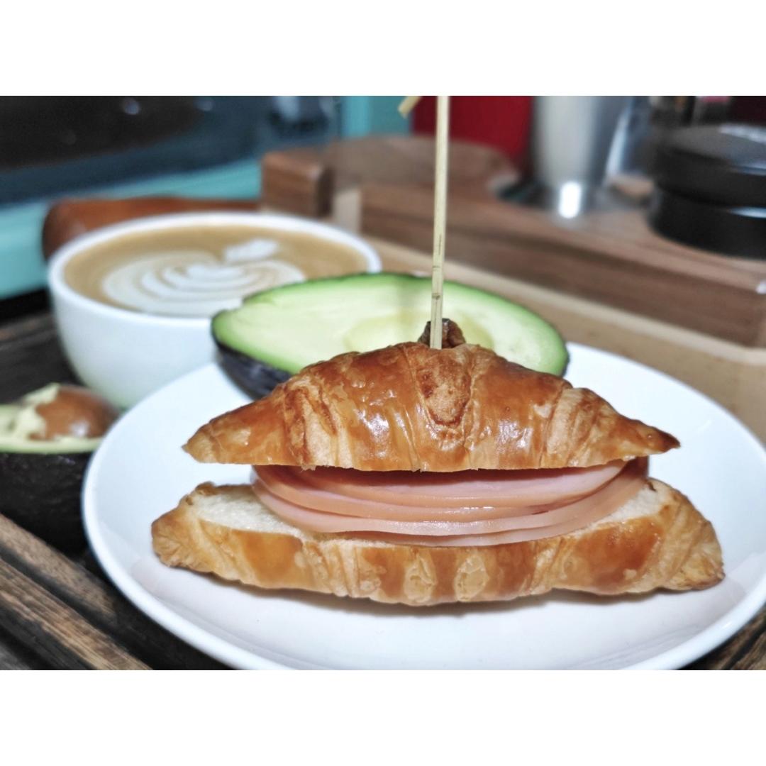 吃早餐，认真的