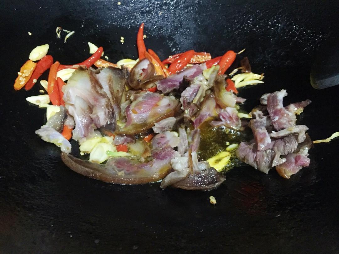 尖椒炒腊猪头肉的做法 步骤10